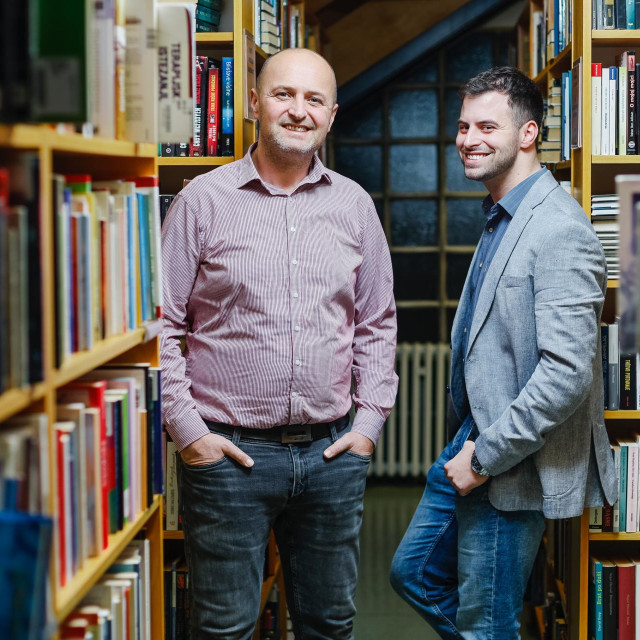 Zagreb, 261125.
Knjiznica Ivana Gorana Kovacica.
Glazbenik Marko Bujanovic sa sinom u knjiznici.