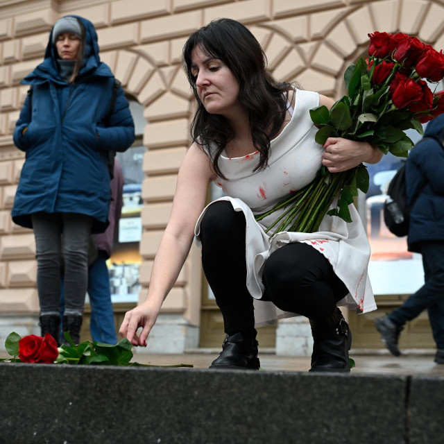 Umjetnica Arijana Fridrih-Lekić održala je ispred molitelja svoj posljednji performans Tiha misa i postavila na Trg 38 ruža - po jednu za svaku ubijenu ženu od kad se molitelji okupljaju