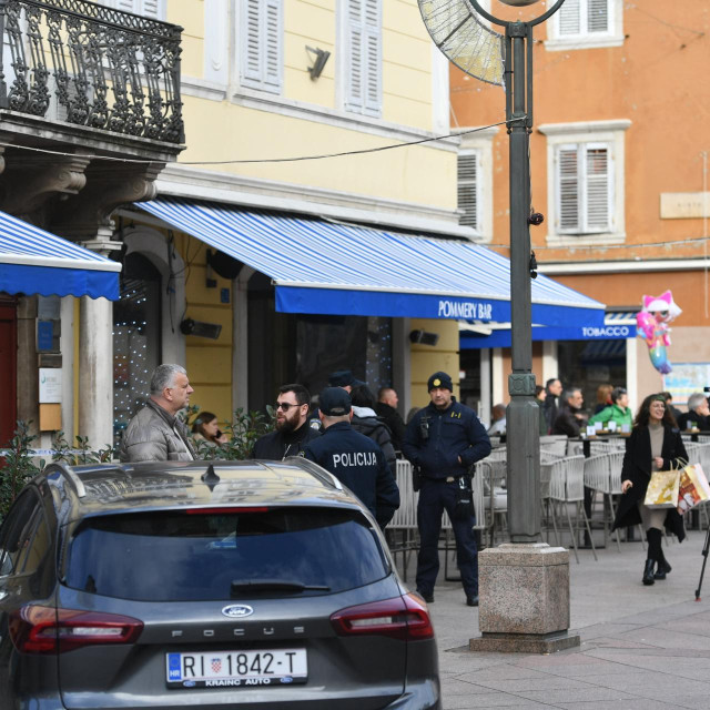 Policijski očevid u stambenoj zgradi na Trgu Republike Hrvatske, na riječkom Korzu.