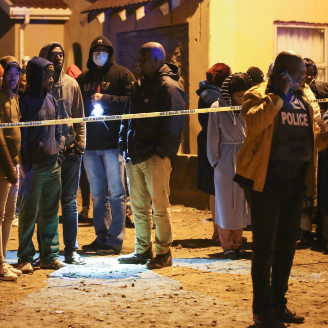 Južnoafrička policija i građani na mjestu zločina, ilustracija