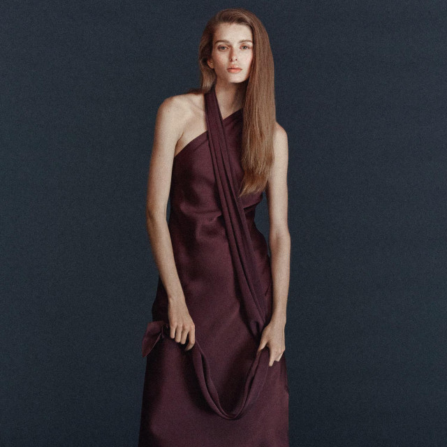 Dolazi u dvije nijanse - maslinasto zelenoj i boji vina