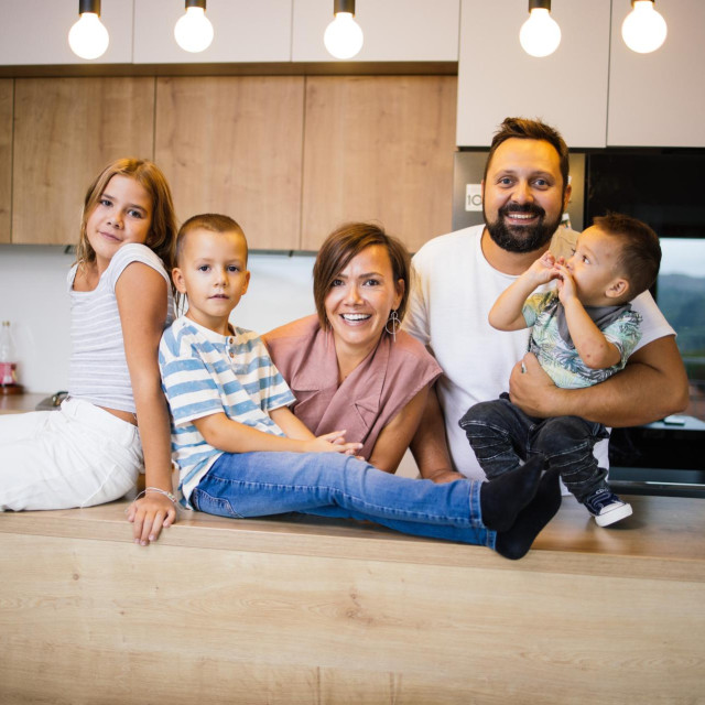 Gloria.
Zagreb, 090924.
Mario Mihelj i obitelj, supruga Sara, djeca Hana, Grga i Rudi.