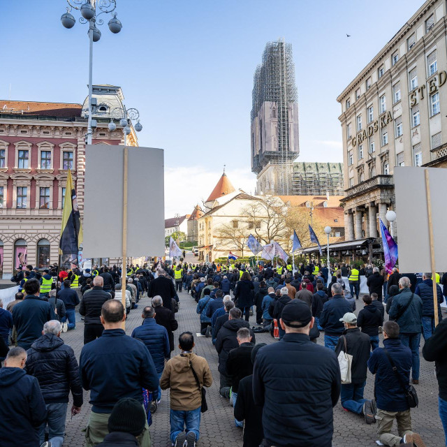 Molitelji na Trgu bana Jelačića