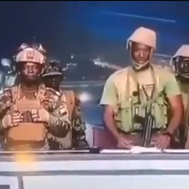 Vojnici su na nacionalnoj televiziji najavili suspenziju ustava, zatvaranje svih kopnenih granica te zračnog prostora države