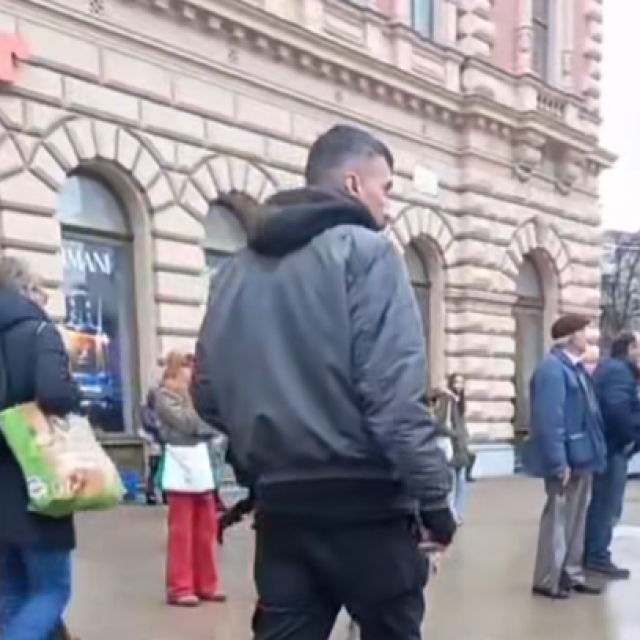 Muškarac gazi ruže za ubijene žene