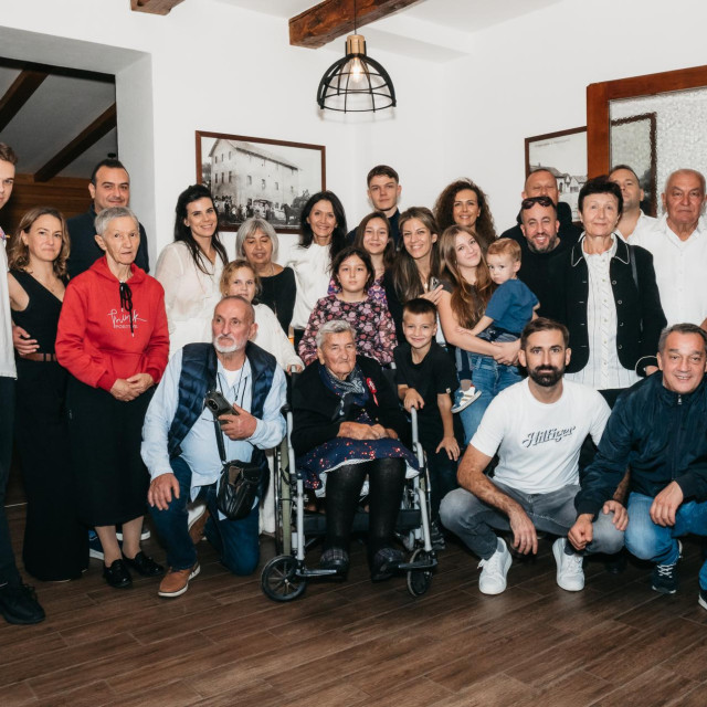 Baka Matija Parlov stoti je rođendan proslavila s brojnim članovima familije