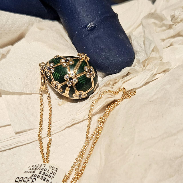 Posebno izdanje procijenjeno na 33.585 dolara, izrađeno je kao počast željenom Fabergéovom jajetu iz središta James Bond filma Octopussy.