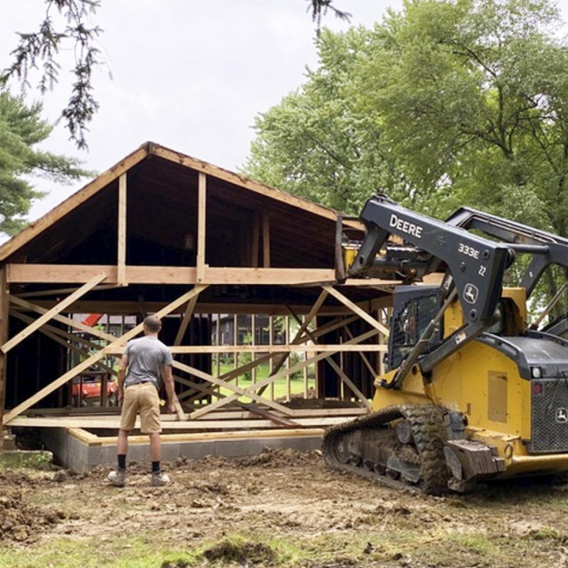 Garaža Holmesovih je bila trošna, pod blatnjav, a krov je prokišnjavao