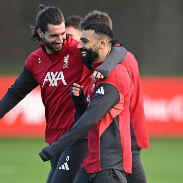 Mohamed Salah u zagrljaju sa suigračima na treningu Liverpoola