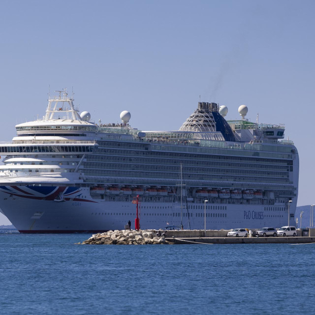 Kruzer u splitskoj luci, ilustracija