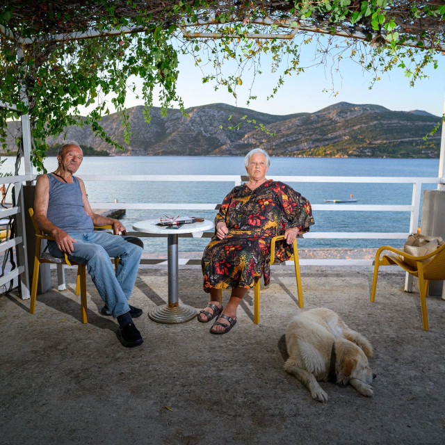 Osnivače Matu Milina i njegovu suprugu Mirjanu našli smo u retreatu za penzionere, kako se šali njihova kći Mirjana. Što rade? U bungalovu pored mora uživaju na terasi