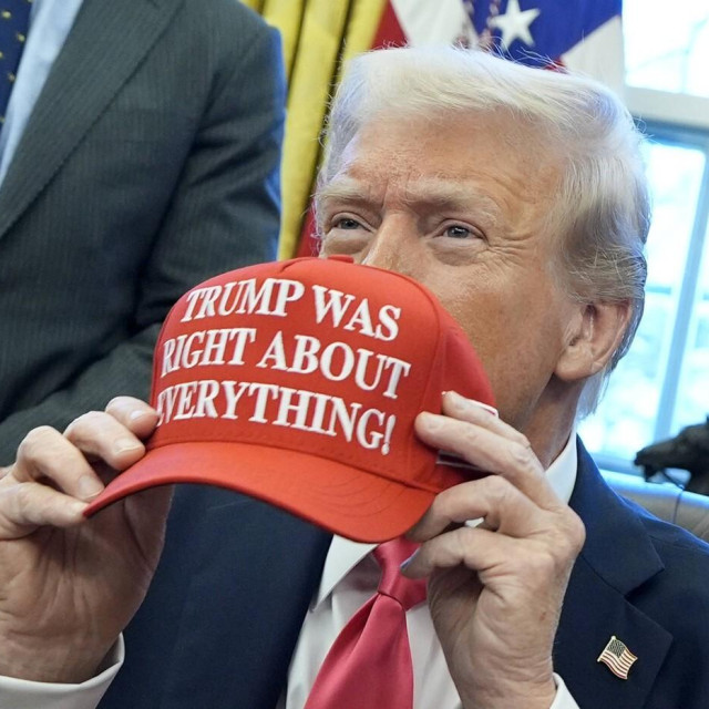 Donald Trump s kapom ‘Trump was right about everything‘ (Trump je bio u pravu u vezi svega)