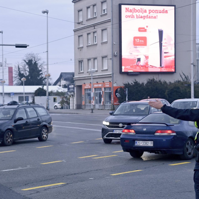 Prometna policija usmjerava promet na križanju Slavonske avenije i Savske