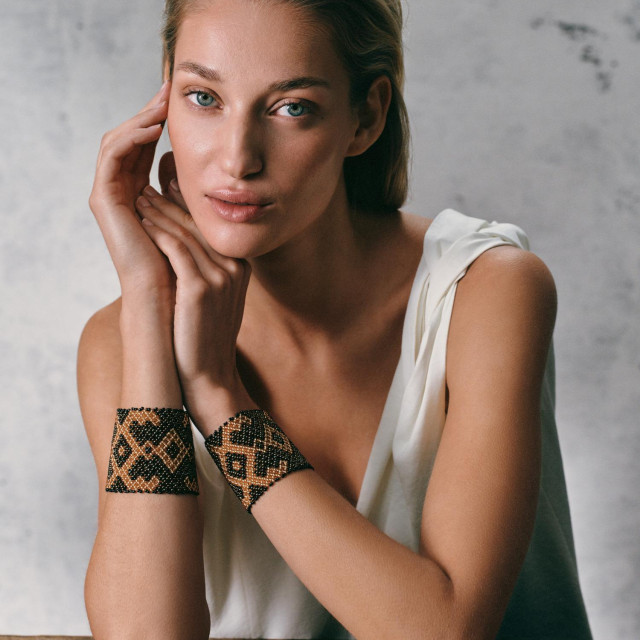 U tradiciji naroda Shipibo-Konibo narukvica je intiman predmet. Nosi se na zapešću, mjestu gdje pulsira život