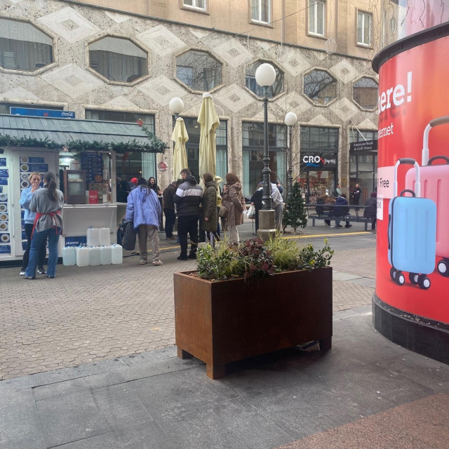 Postavljene su cvjetne tegle da bi spriječile nepropisni parking