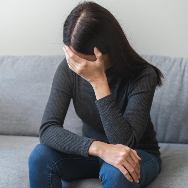 Uplakana žena na kauču (ilustrativna fotografija)