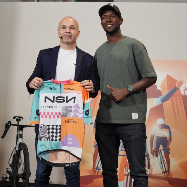 Andres Iniesta s najvećom zvijezdom momčadi, eritrejskim biciklistom Biniamom Girmayem koji je prošle godine osvojio prestižnu zelenu majicu na Tour de Franceu