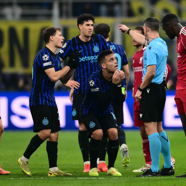 Igrači Intera raspravljaju sa sucem Felixom Zwayerom