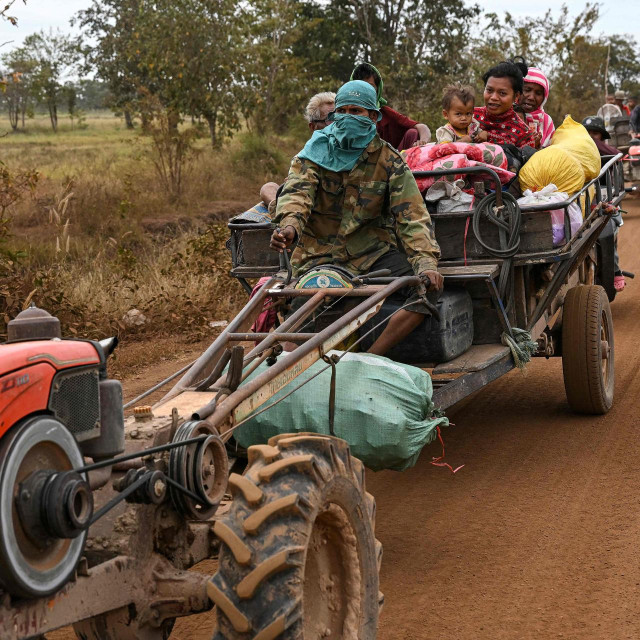 Civili se evakuiraju iz pogođenih područja