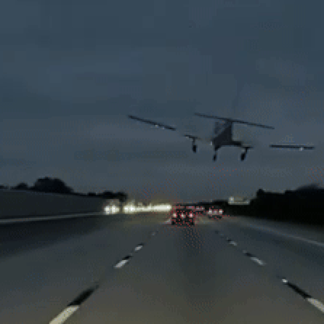 Zrakoplov sletio na autocestu