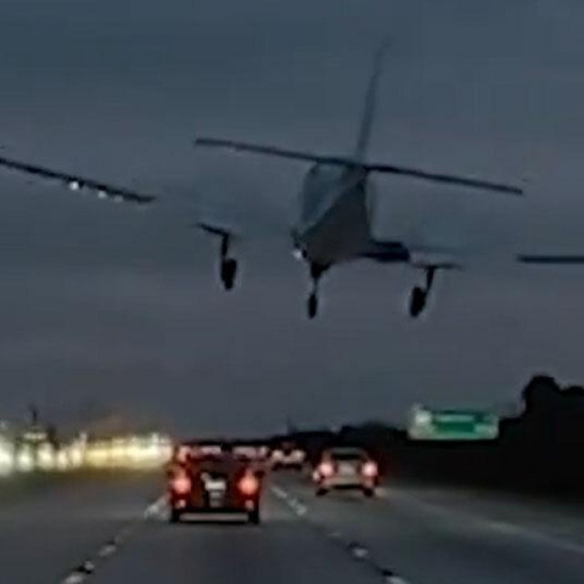 Zrakoplov sletio na autocestu