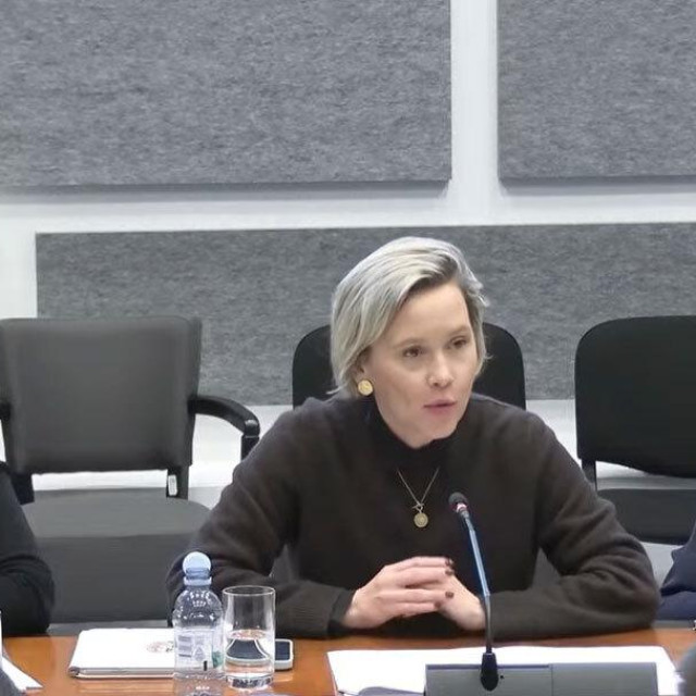 Ivana Kekin (u sredini)