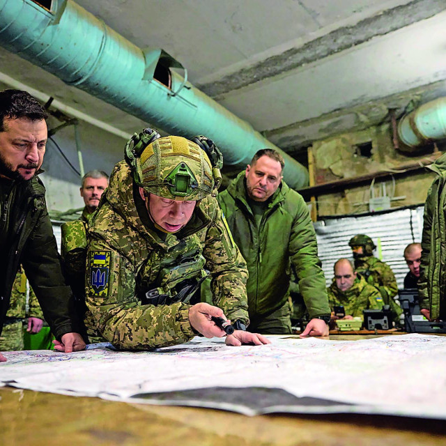 Zelenski (lijevo), šef vojske Sirski (u sredini) i ministar obrane Umerov (desno) u posjetu zapovjednom mjestu ukrajinske vojske kod Kupjanska