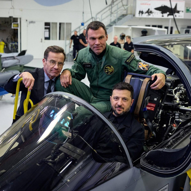 Švedski premijer Ulf Kristersson i ukrajinski predsjednik Volodimir Zelenski u borbenom avionu JAS 39 Gripen