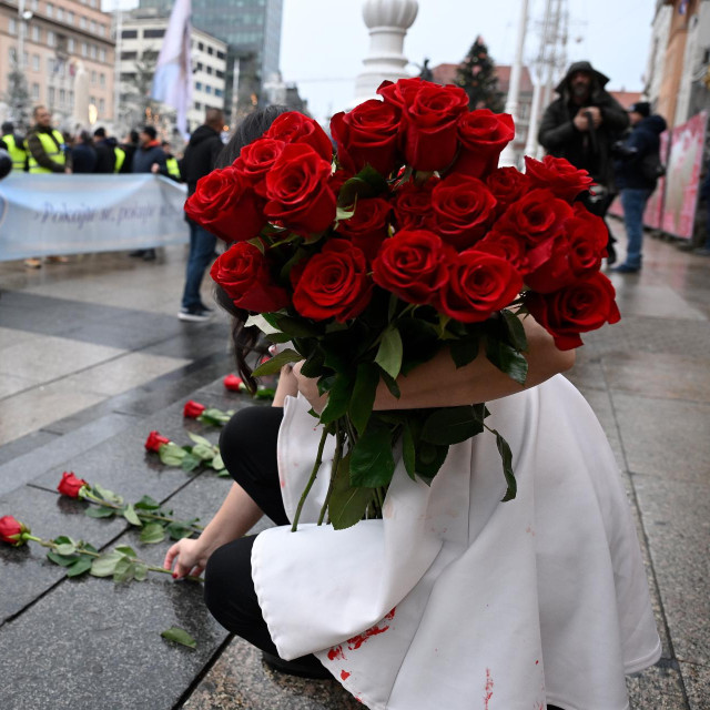 Performans ”Tiha misa” umjetnice Arijane Lekić-Fridrih, polaganje 38 ruža za 38 ubijenih žena u posljednje tri godine u Hrvatskoj