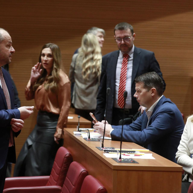 Siniša Hajdaš Dončić, Mirela Ahmetović
 