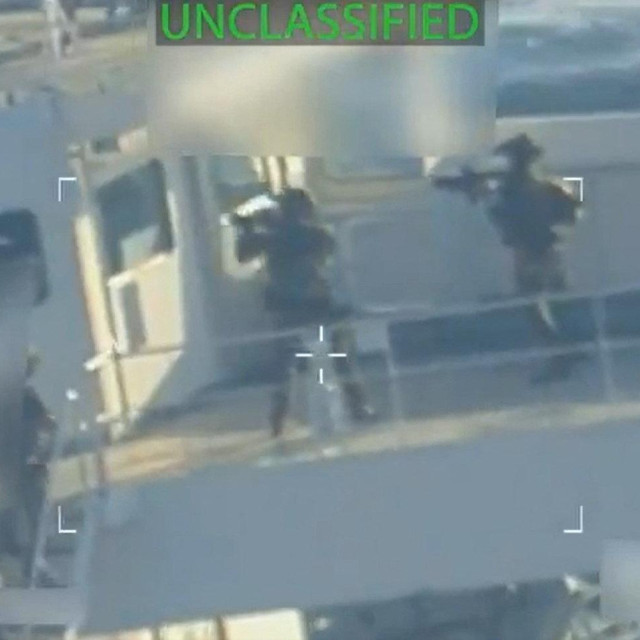 Američki vojnici upadaju na tanker