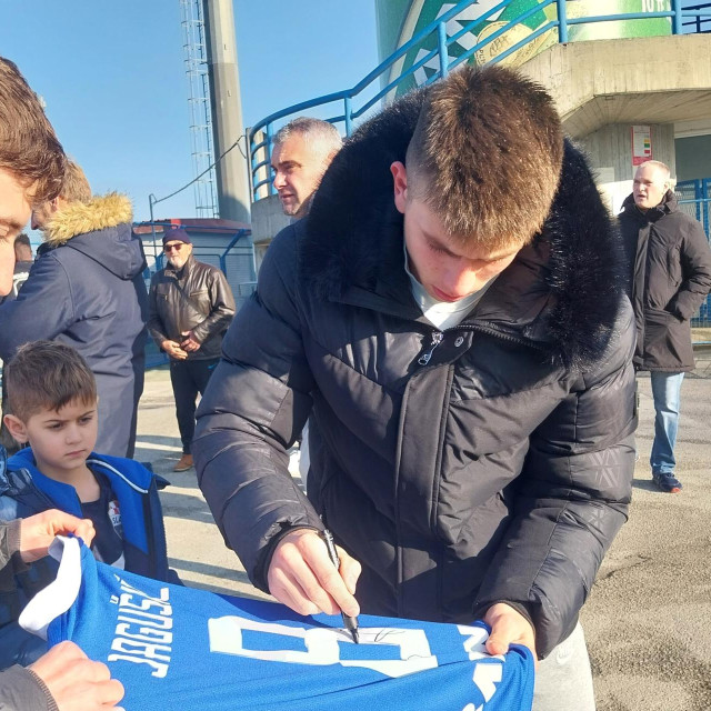 Adriano Jagušić potpisuje dres mladom navijaču Slavena Belupa