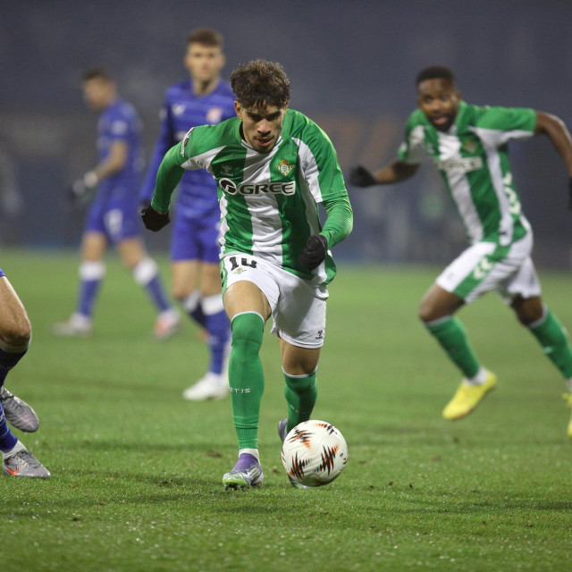 Zagreb, 111225.
Stadion Maksimir.
Utakmica 6. kola Europske lige, GNK Dinamo - Real Betis Balompie.
Na fotografiji: Josip Misic, Abdessamad Ezzalzouli.