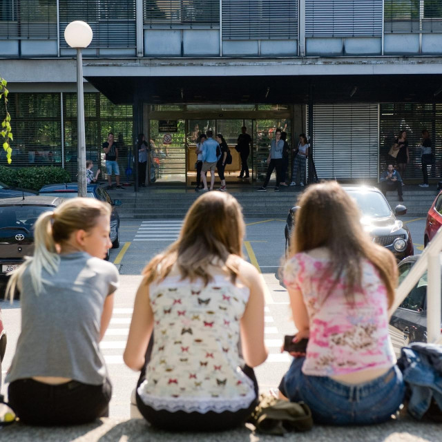 Studenti ispred Filozofskog fakulteta