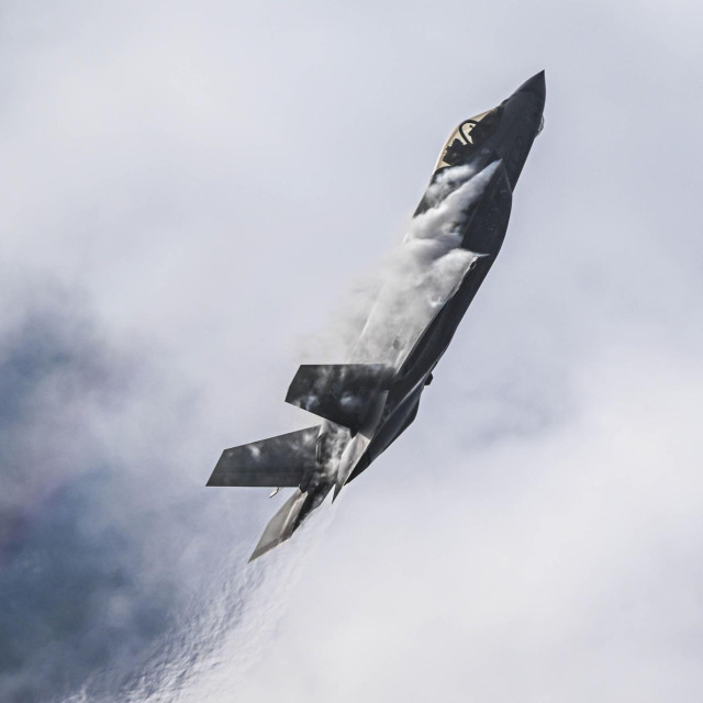 Borbeni avion F-35 u letu/Ilustracija