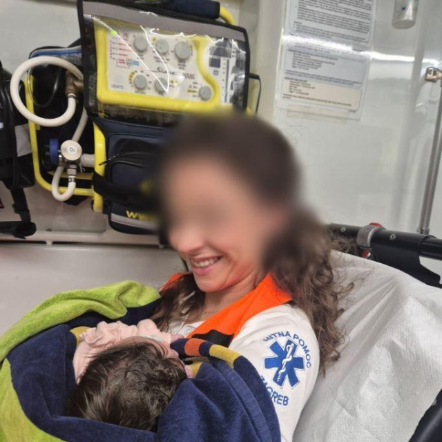 Ostavljena beba s djelatnicom Hitne pomoći