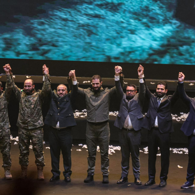 Ahmed al-Šara i članovi vlade na proslavi godišnjice pada režima Bašara al-Asada 