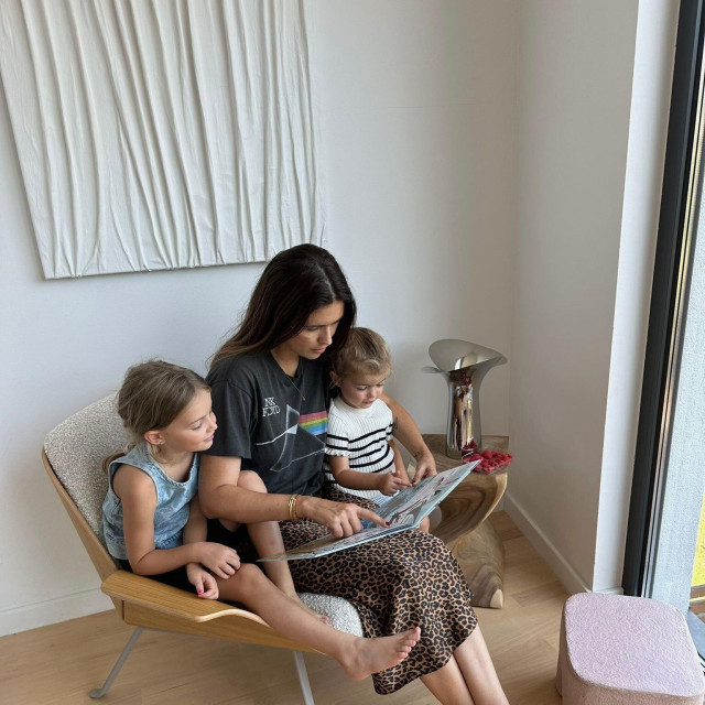 Anita rado čita svojoj djeci