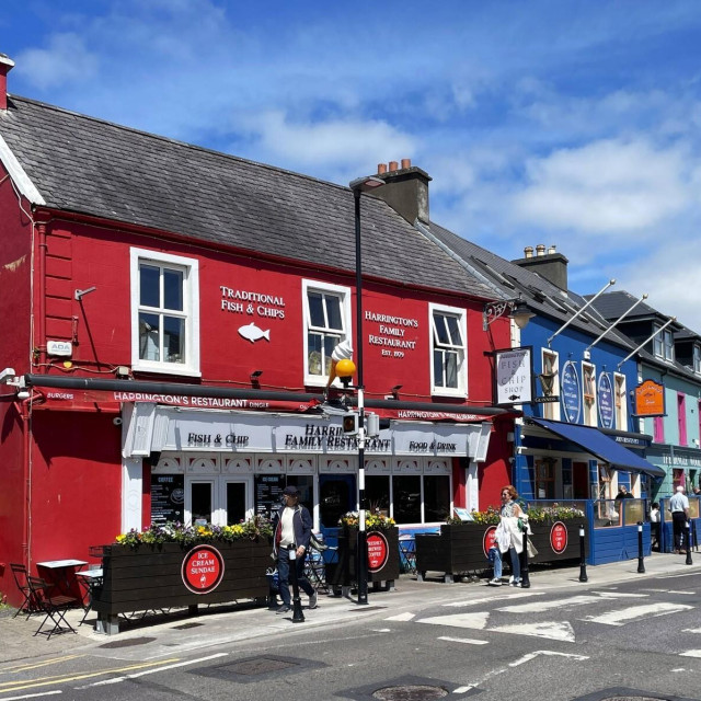 Irland ist ein Inselstaat in Westeuropa und Mitglied der EU - Europäische Union. Die Republik Irland grenzt im Norden an Nordirland und damit an das Vereinigte Königreich. Im Osten liegt die Irische See, im Westen und Süden ist das Land vom Atlantik umgeben. Hauptstadt und grösste Stadt Irlands ist Dublin, gelegen im östlichen Teil des Landes.