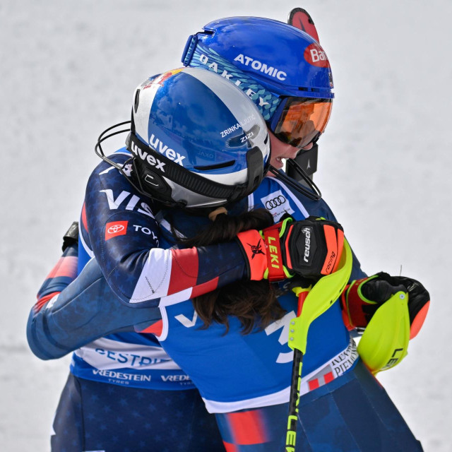 Zrinka Ljutić i Mikaela Shiffrin u zagrljaju