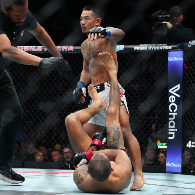 UFC 323 | Alexandre Pantoja (na podu) vs. Joshua Van (stojeći položaj)