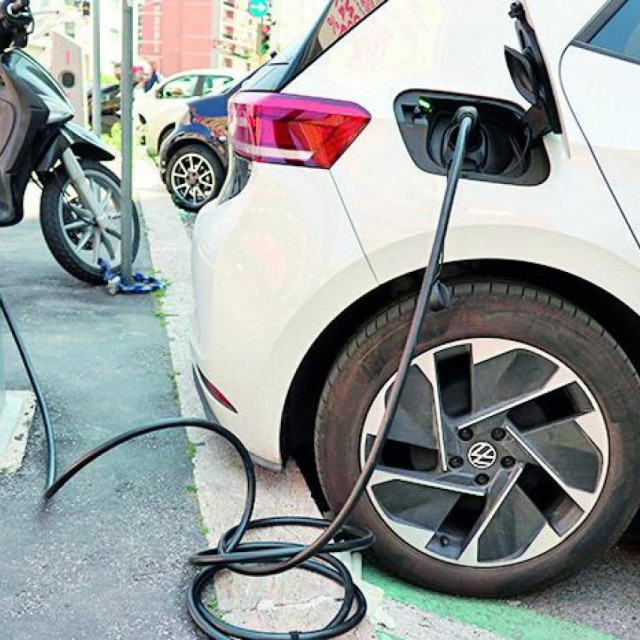 Punjenje električnog automobila (ilustracija)