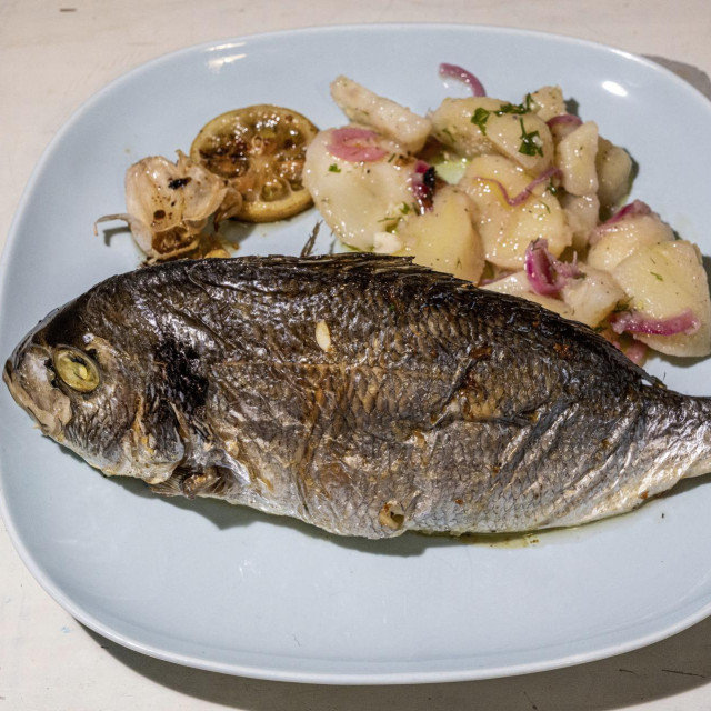 Zagreb, 271125. Silikonski stalak Oromo za pecenje porcijske ribe u pecnici.