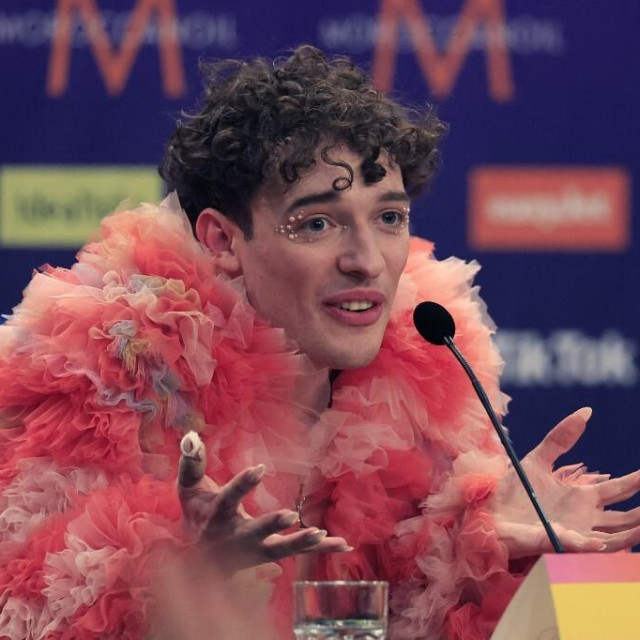 Prošlogodišnji pobjednik Eurosonga Nemo u znak protesta vratio je svoju nagradu osvojenu u Malmöu