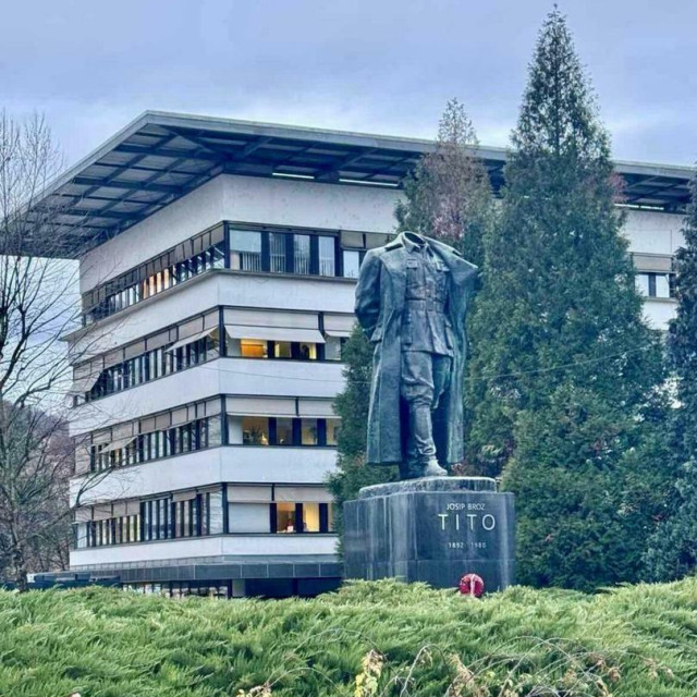 obezglavljeni spomenik Titu