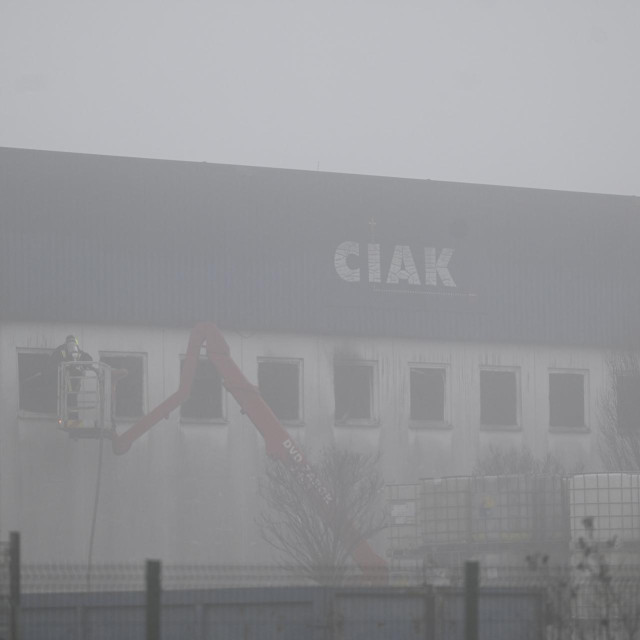 Zgrada tvrtke CIAK u industrijskoj zoni kod Zaboka kojoj je kasno sinoć izbio požar