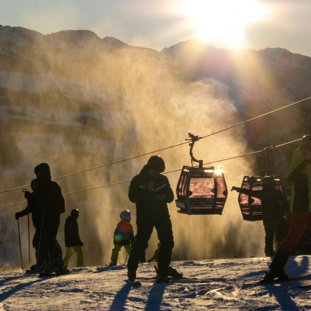 Skijaška sezona u Ski centru Val di Fiemme - Obereggen na Dolomitima u pokrajini Trentino u Italiji.