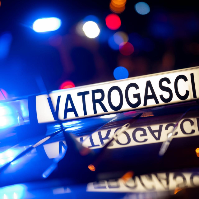 Zadar, 180725.
Pozar skladista gradjevinskog stiropora na predjelu Novi Bokanjac. Vatrogasci, policija i hitne sluzbe su na terenu.