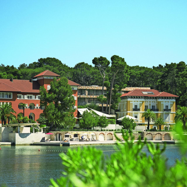 Grupacija upravlja hotelima od 4 i 5 zvjezdica, vilama i kampovima 
 