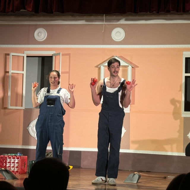 kazalište u selu koje je rat pohara, a danas se selo dobro razvija